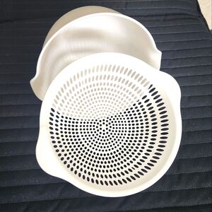 White Colander Bowl Set Approx 8in across 5" high Collander Whilte Light Grey